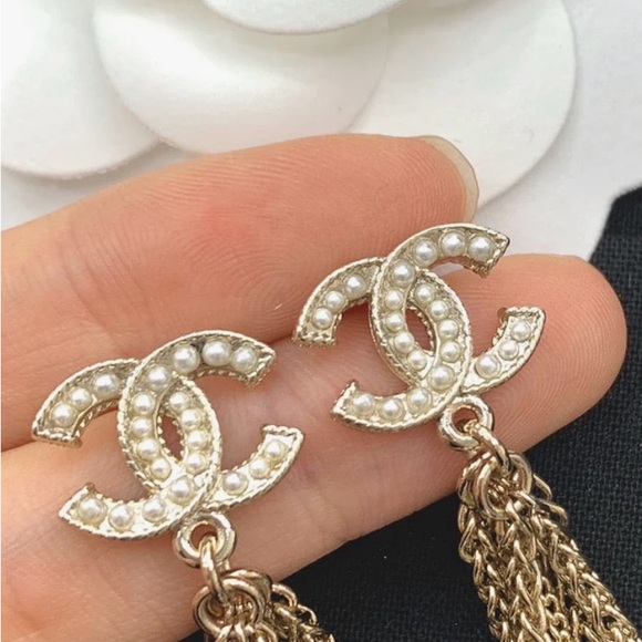 100% authentic Chanel long dangling earrings comes with Chanel box and receipt - Picture 2 of 5